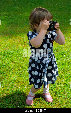 Kleinkind Mädchen zwei Jahre Fotograf Fotografie ab frühen jungen Lomo l-ca Stockfoto