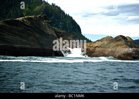 Red Rocks am Ende Hippa Insel am südlichen Eingang zum Hippa-Passage in Hippa Punkt Haida Gwaii Stockfoto