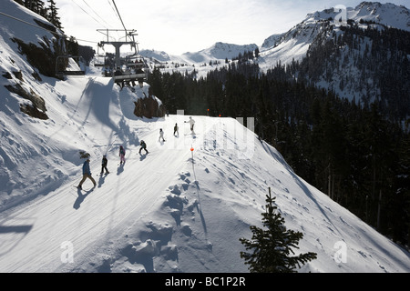 Kinder lernen, auf der menschenleeren Piste von Whistler Mountain Teil des Veranstaltungsortes für den 2010 ski winter Olympiade Kanada Stockfoto