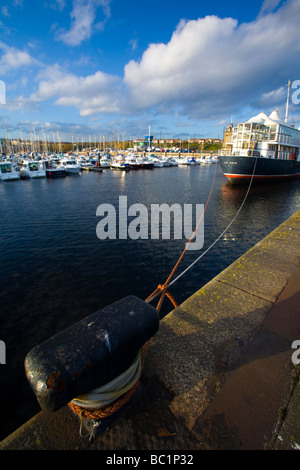 England Tyne tragen The Earl of Zetland, schwimmenden Restaurant im Albert Edward Dock an der königlichen Quays Marina in North Shields Stockfoto