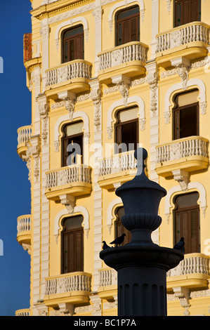 Kamera Oscura Gebäude und Brunnen auf der Plaza Vieja, Alt-Havanna, Kuba Stockfoto