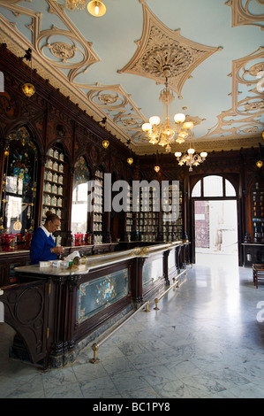 Restaurierte Apotheke in Alt-Havanna. Farmacia Taquechel Calle Obispo Habana Vieja Kuba Stockfoto