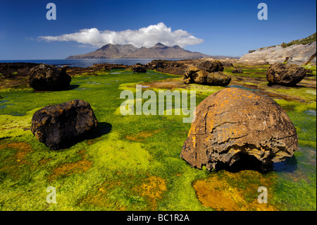 Ein Blick auf Rum aus Laig Bay, Insel Eigg, Inneren Hebriden, Schottland Stockfoto