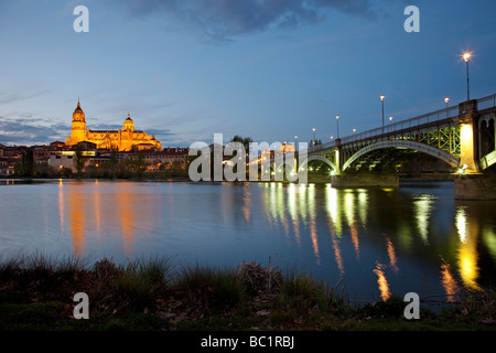 Rio Tormes y Vista de Salamanca Castilla León España Tormes Fluss und Blick auf Salamanca Castilla Leon Spanien Stockfoto