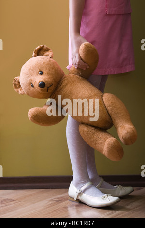 Mädchen mit Teddybär in Haus Stockfoto