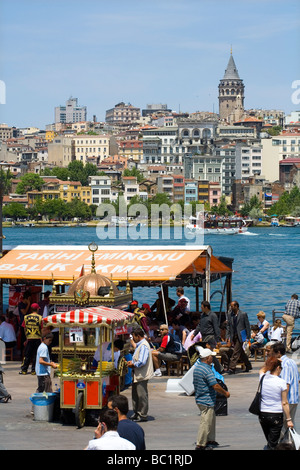 Kai in der Nähe von Eminönü mit Turm von Galata über die Bosporus-Istanbul Stockfoto