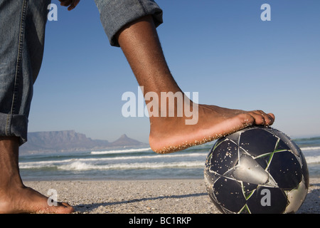 Fuß auf Fußball, Strand-Szene Stockfoto