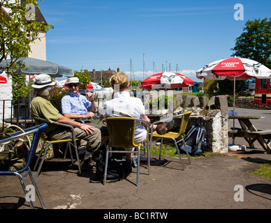 Menschen genießen im Ship Inn Pub Tee Garten bei Porlock Weir Somerset England UK Stockfoto