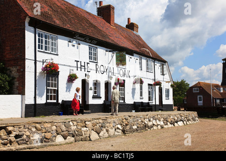 Kunden außerhalb der wasserseitigen Pub, The Royal Oak im Langstone, am Rande des Chichester Harbour Hampshire UK Stockfoto