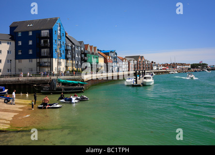 Jet-Skis Vorbereitung auf starten. Pier Road, Fluss Arun, Littlehampton, West Sussex, England, UK. Stockfoto