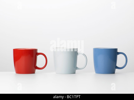 farbige Tassen rot weiß und blau Stockfoto
