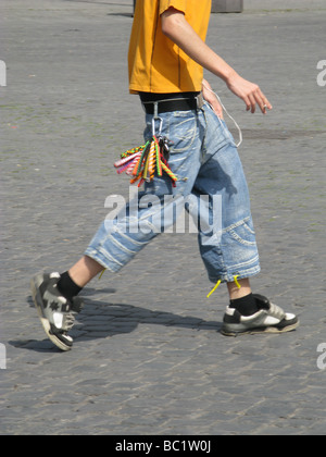 Person mit baggy-Jeans in der Straße in die Stadt zu Fuß Stockfoto