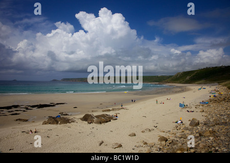 Der weite Teil des Sennen Cove Beach im Juni; Whitsand Bay, Whitesands Bay auf der Halbinsel des Landes End, Cornwall, Großbritannien Stockfoto