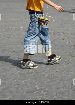 Person mit baggy-Jeans in der Straße in die Stadt zu Fuß Stockfoto