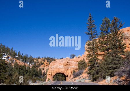 Highway 12 Rock Arch Tunnel in Red Canyon in Utah auf der Durchreise Stockfoto