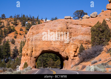 Highway 12 Rock Arch Tunnel in Red Canyon in Utah auf der Durchreise Stockfoto