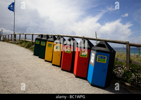 Verschiedene Mülltonnen des Council für Recycling von Müll, Müll und Umweltabfällen am Strand von Sennen Cove auf der Halbinsel Land's End, Cornwall, Großbritannien Stockfoto