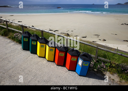 Verschiedene Rat Mülleimer für das Recycling von Abfall, Müll, Abfall bei enviornmental Sennen Cove Beach am Ende der Halbinsel, Cornwall, Großbritannien Stockfoto