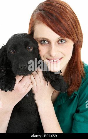 Mädchen mit schwarzen Spaniel Welpen Stockfoto