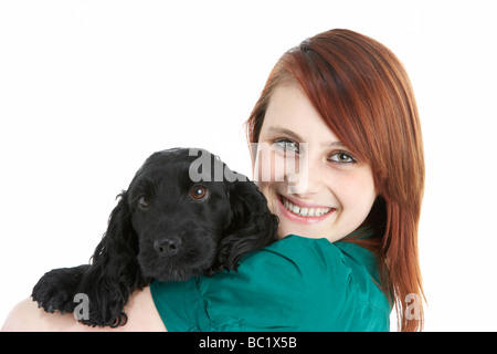 Mädchen mit schwarzen Spaniel Welpen Stockfoto