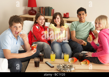 Gruppe von Kindern zu Hause Burger essen Stockfoto