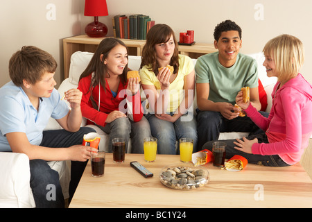 Gruppe von Kindern zu Hause Burger essen Stockfoto