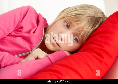 Junges Mädchen schauen traurig auf Sofa Stockfoto