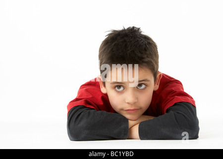 Junge liegend auf Bauch im Studio Stockfoto