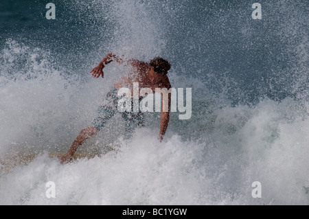 Verloren in der Gischt, Surfer Arugam Bay Sri Lanka Stockfoto