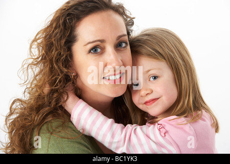 Porträt von Mutter und Kind kuscheln Stockfoto