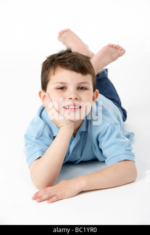 Junge liegend auf Bauch im Studio Stockfoto