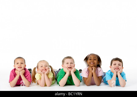 Gruppe von jungen Kindern im Studio Stockfoto