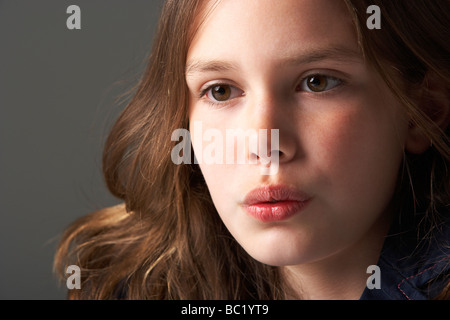 Nachdenklich Mädchen sitzen im Studio Stockfoto