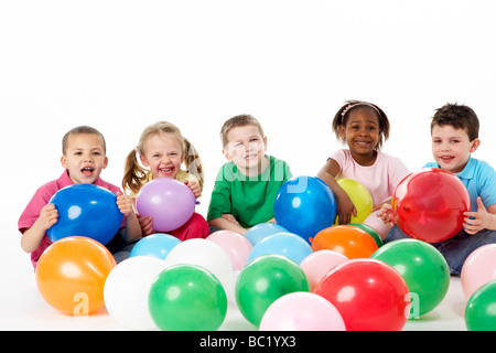 Gruppe von jungen Kindern im Studio mit Luftballons Stockfoto