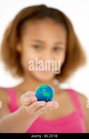 Junges Mädchen Hoiding kleine Welt Stockfoto