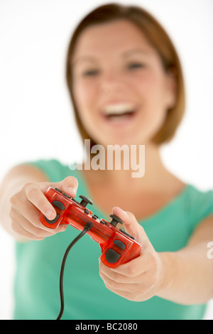 Frau-Holding-Video-Game-Controller Stockfoto