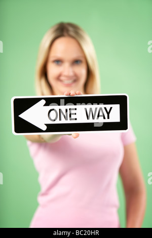 Frau Holding Road Traffic Sign Stockfoto