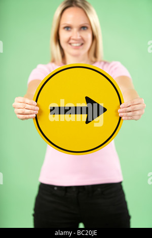 Frau Holding Road Traffic Sign Stockfoto