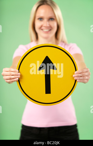 Frau Holding Road Traffic Sign Stockfoto