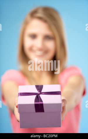 Teenager-Mädchen halten Geschenk verpackt Box