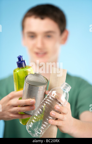 Teenager halten, Recycling Stockfoto