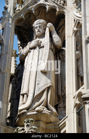 Statue von Lawrence de Anne auf das Butter-Kreuz in Winchester High Street Hampshire England Stockfoto