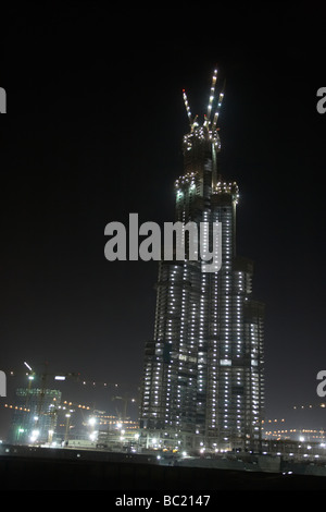 Bau von Gebäuden In Dubai bei Nacht Stockfoto