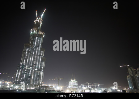 Bau von Gebäuden In Dubai bei Nacht Stockfoto