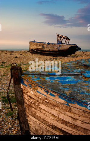 Verlassene Fischerboote bei Dungeness Kent England UK Stockfoto