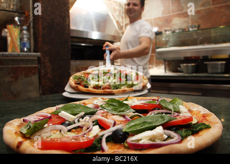 Pizza belegt mit lecker aussehende Gemüse. Stockfoto