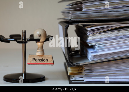 Stempel mit Aufschrift Pension neben einem Haufen von Dateien Stockfoto