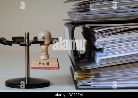 Stempel mit Inschrift Gewinn neben einem Haufen von Dateien Stockfoto