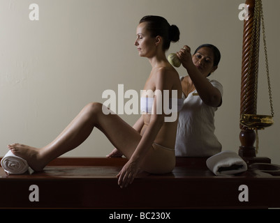 Ayurvedische massage Pflege von traditionelle Medizin aus Kerala Indien Stockfoto