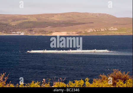 Fischzucht und die Insel Raasay von The Braes. Isle Of Skye, innere Hebriden, Schottland, Vereinigtes Königreich, Europa. Stockfoto